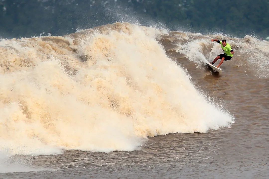 钱塘江大潮为何被称为天下第一潮,钱塘江大潮的回头潮是怎么形成的
