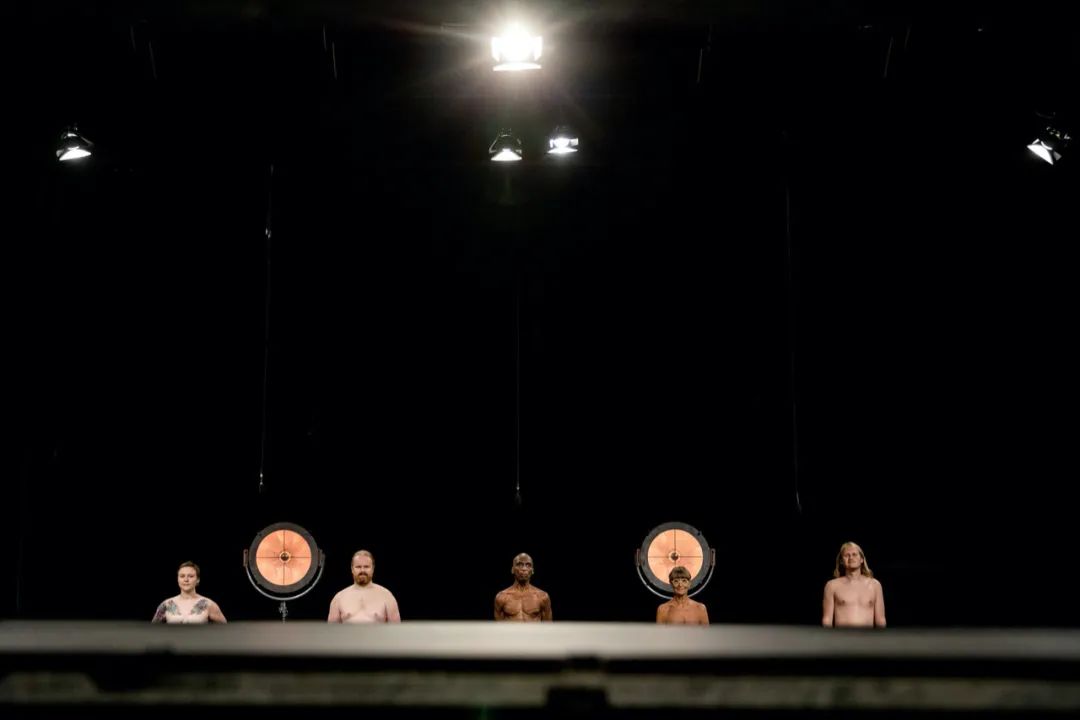 五个大人当着孩子全裸，竟是为了教育！这档奇葩儿童节目让网友吵翻了天….