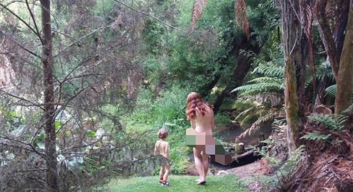 五个大人当着孩子全裸，竟是为了教育！这档奇葩儿童节目让网友吵翻了天….