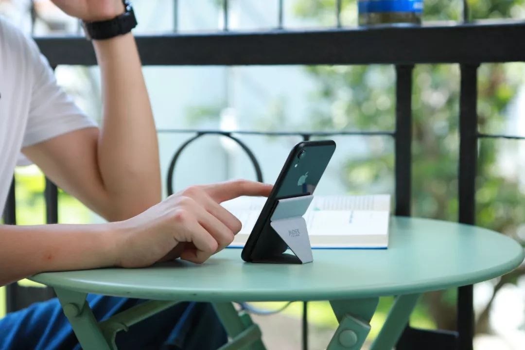 这个中国团队做了款手机支架，在外网7天卖了25万美元