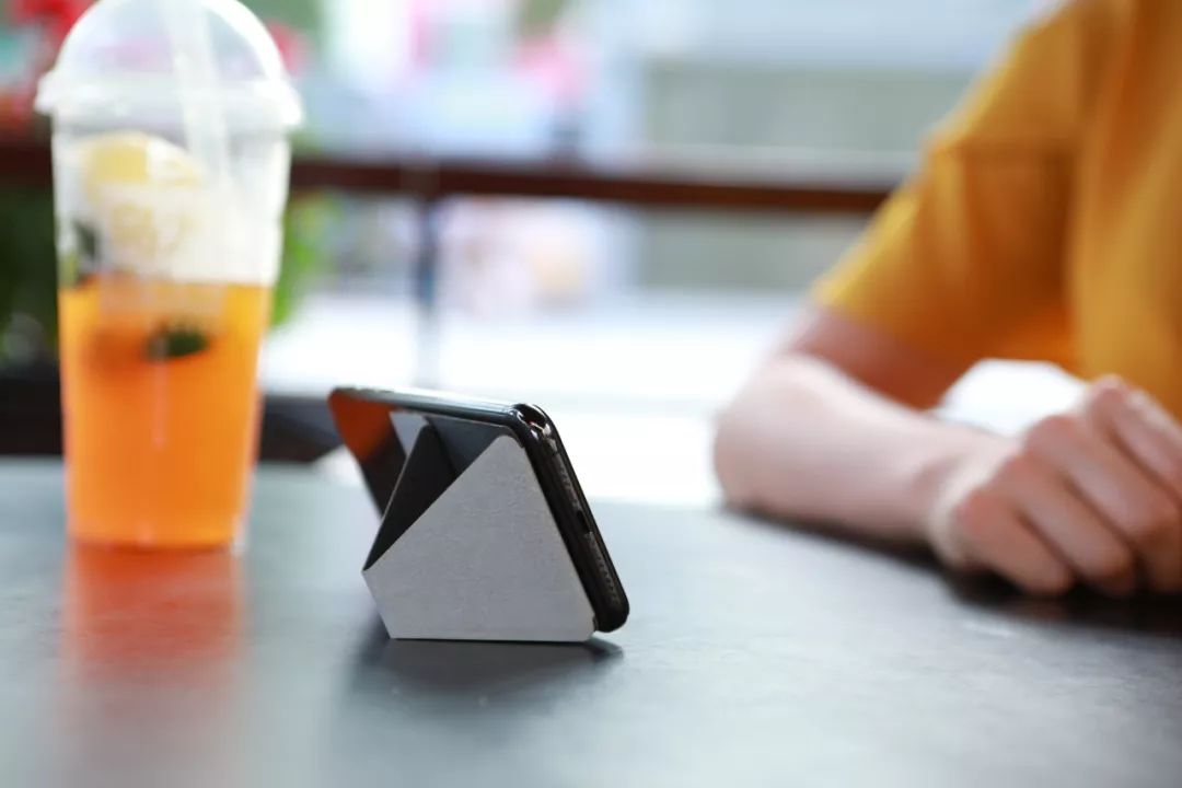 这个中国团队做了款手机支架，在外网7天卖了25万美元