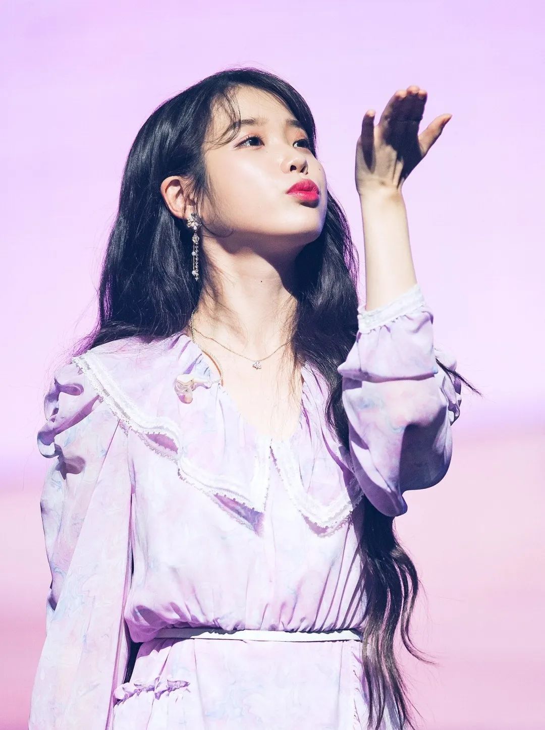 iu李知恩跳舞火的视频daybyday,iu李知恩歌曲blueming完整版在哪听