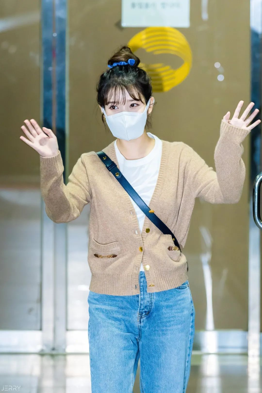 iu李知恩跳舞火的视频daybyday,iu李知恩歌曲blueming完整版在哪听