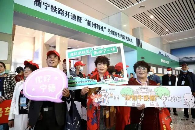 d955次列车时刻表,d5819发车了没