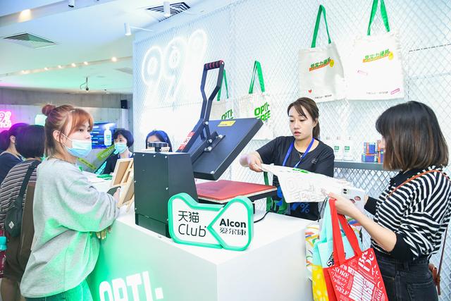 完*男美**友“傲滴先生”99.9%呵护，爱尔康傲滴隐形眼镜护理液圈粉潮流圈