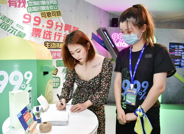 完*男美**友“傲滴先生”99.9%呵护,爱尔康傲滴隐形眼镜护理液圈粉潮流圈