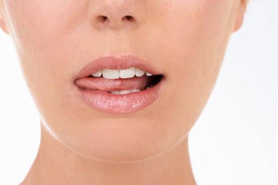 皮肤科嘴唇保湿最好方法,防止唇部干燥脱皮简易方法