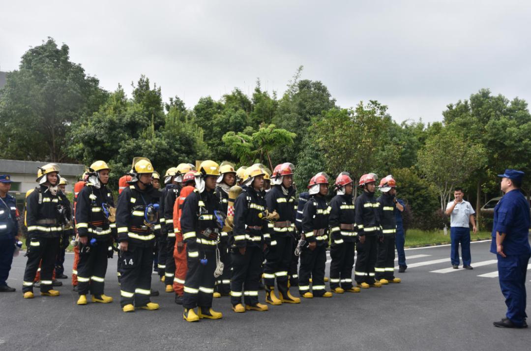 特巡警大队开展消防应急处置演练,灭火救援消防员巡查演练