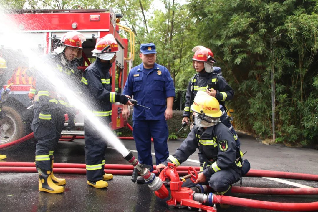 特巡警大队开展消防应急处置演练,灭火救援消防员巡查演练