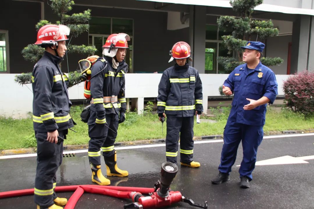 特巡警大队开展消防应急处置演练,灭火救援消防员巡查演练