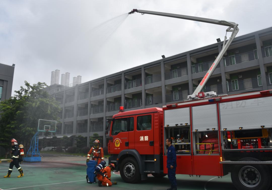 特巡警大队开展消防应急处置演练,灭火救援消防员巡查演练
