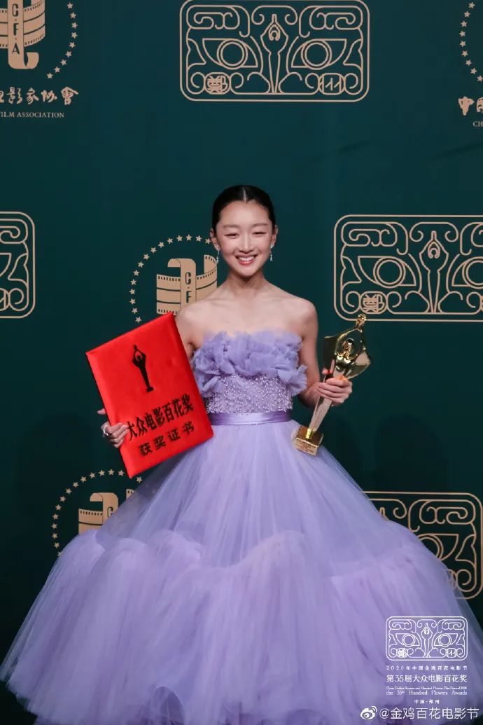 明星走红毯皮肤为什么那么白,女明星走红毯前的样子