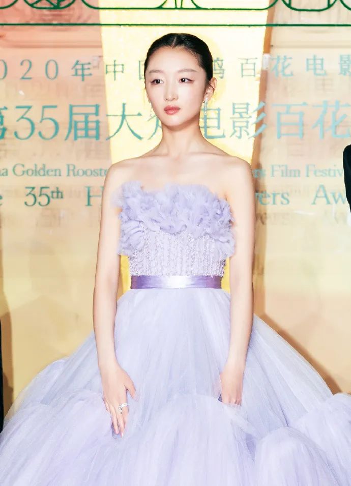 明星走红毯皮肤为什么那么白,女明星走红毯前的样子