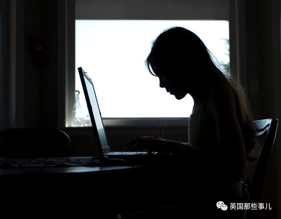 10岁开始沉迷成人片,现在羞耻的一度想自杀..这英国妹子,压力有点大...