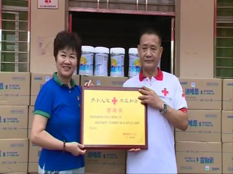 浚县爱心企业捐赠奶粉,爱心企业为农村贫困学生捐赠书