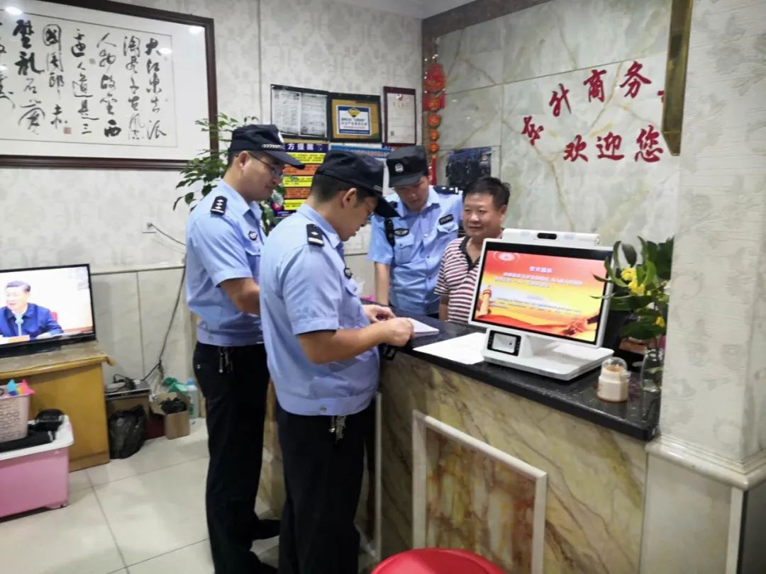 放假前最后一天，看看警察叔叔们都在干啥？