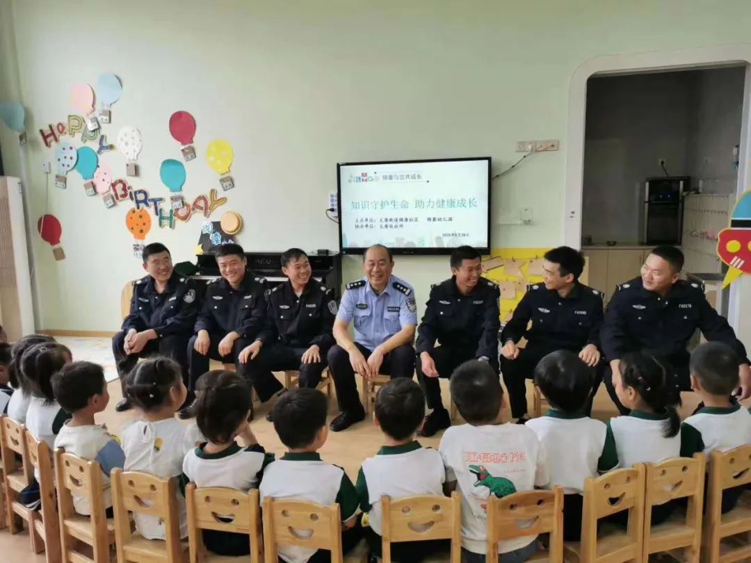 放假前最后一天，看看警察叔叔们都在干啥？