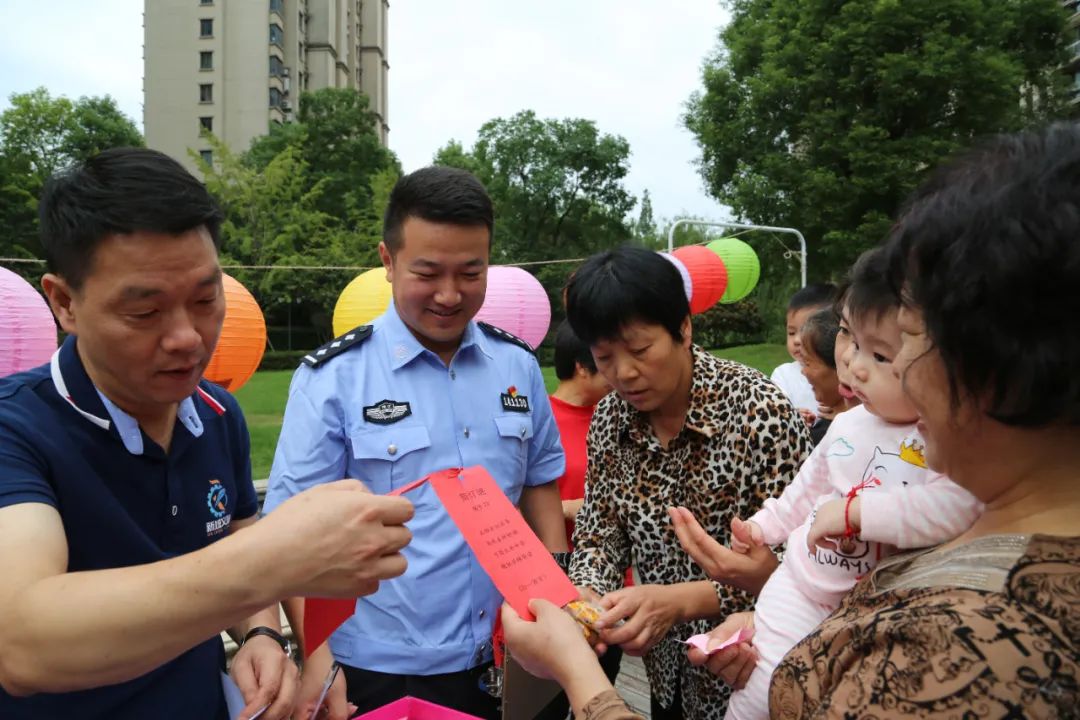 放假前最后一天，看看警察叔叔们都在干啥？