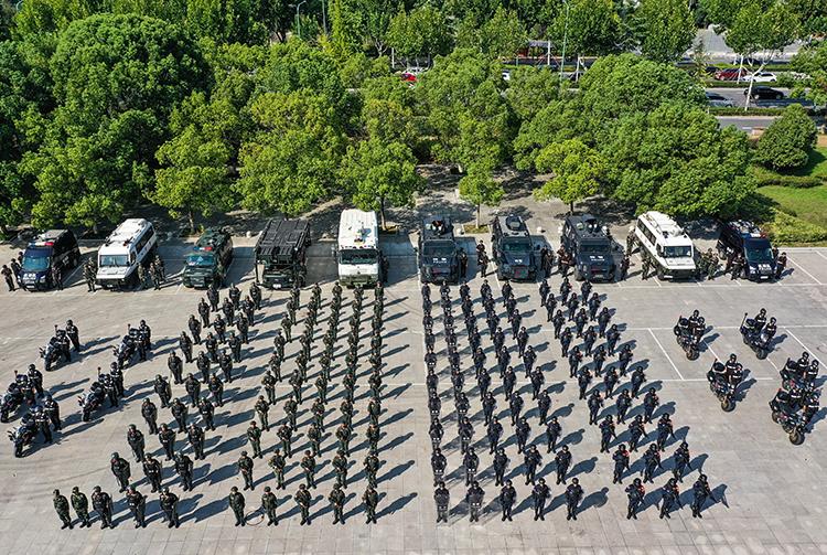 特巡警大队开展日常武装巡逻,各地公安全副武装夜间巡逻