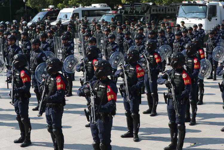 特巡警大队开展日常武装巡逻,各地公安全副武装夜间巡逻