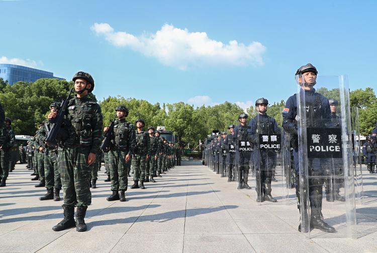 特巡警大队开展日常武装巡逻,各地公安全副武装夜间巡逻