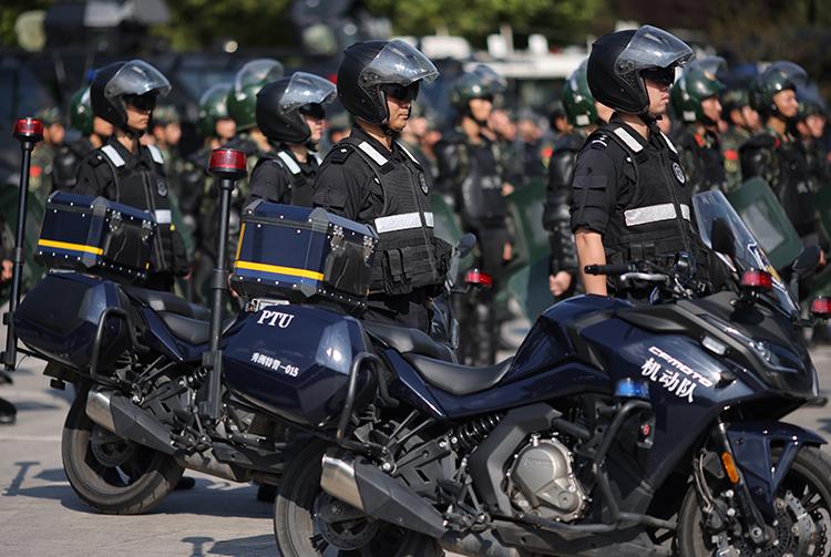 特巡警大队开展日常武装巡逻,各地公安全副武装夜间巡逻