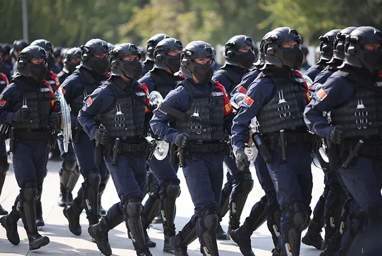 特巡警大队开展日常武装巡逻,各地公安全副武装夜间巡逻