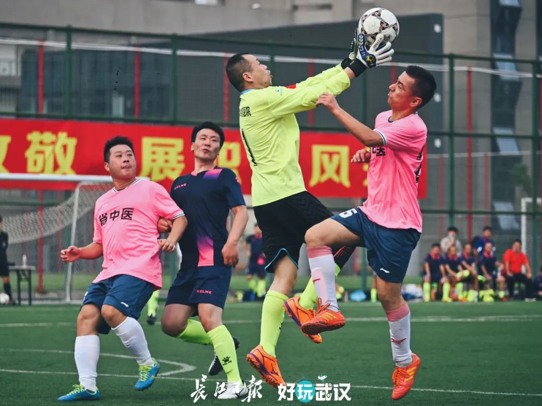 职工足球赛在胜利中落下帷幕,长江杯武汉职工足球
