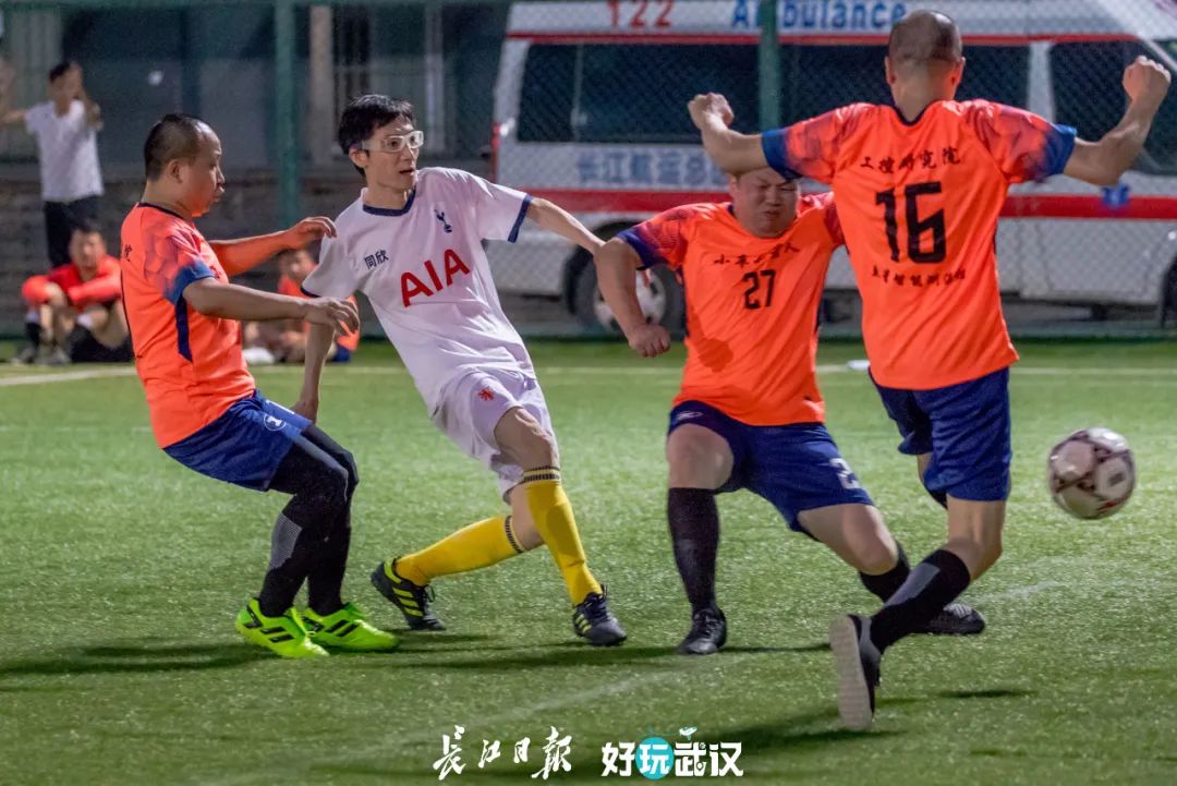 职工足球赛在胜利中落下帷幕,长江杯武汉职工足球