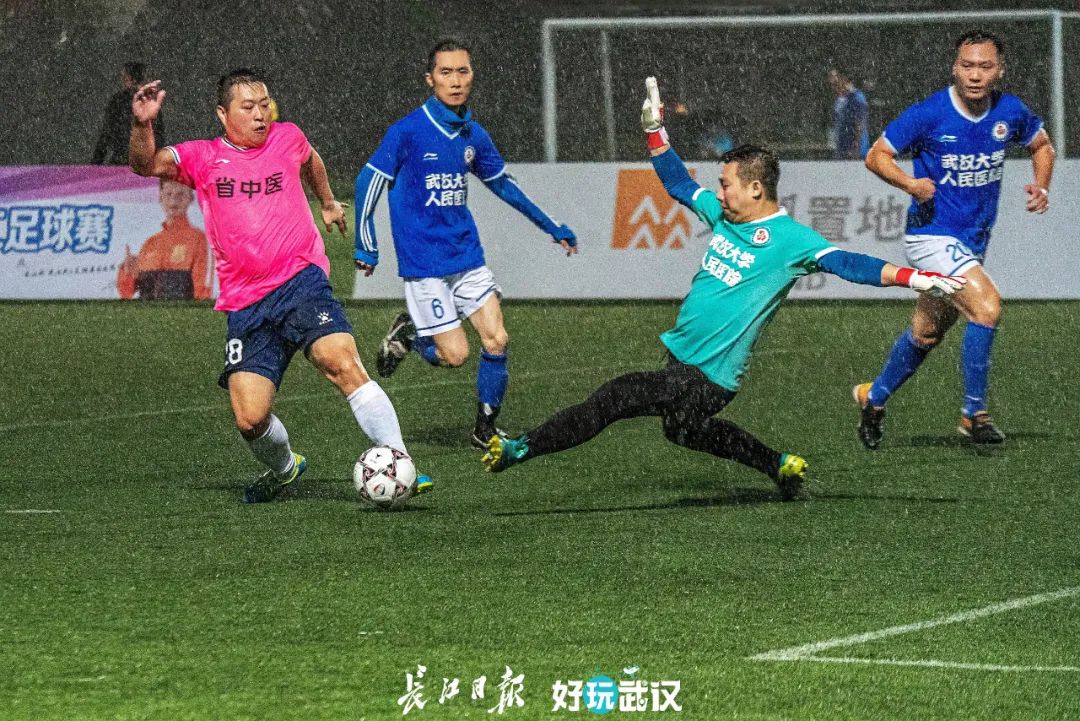职工足球赛在胜利中落下帷幕,长江杯武汉职工足球