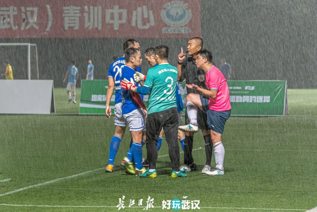 职工足球赛在胜利中落下帷幕,长江杯武汉职工足球