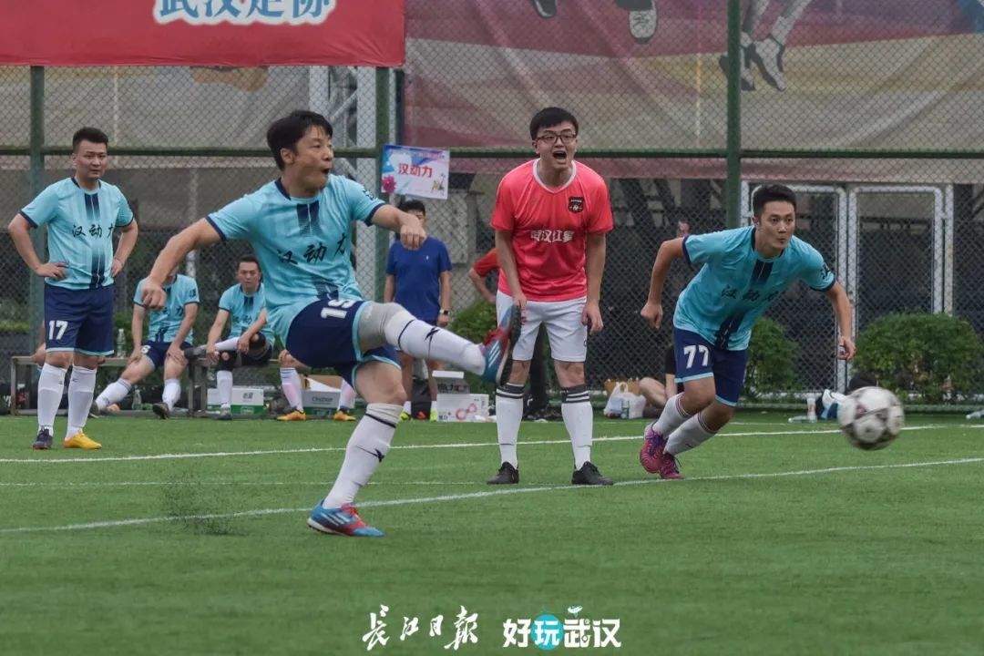 职工足球赛在胜利中落下帷幕,长江杯武汉职工足球