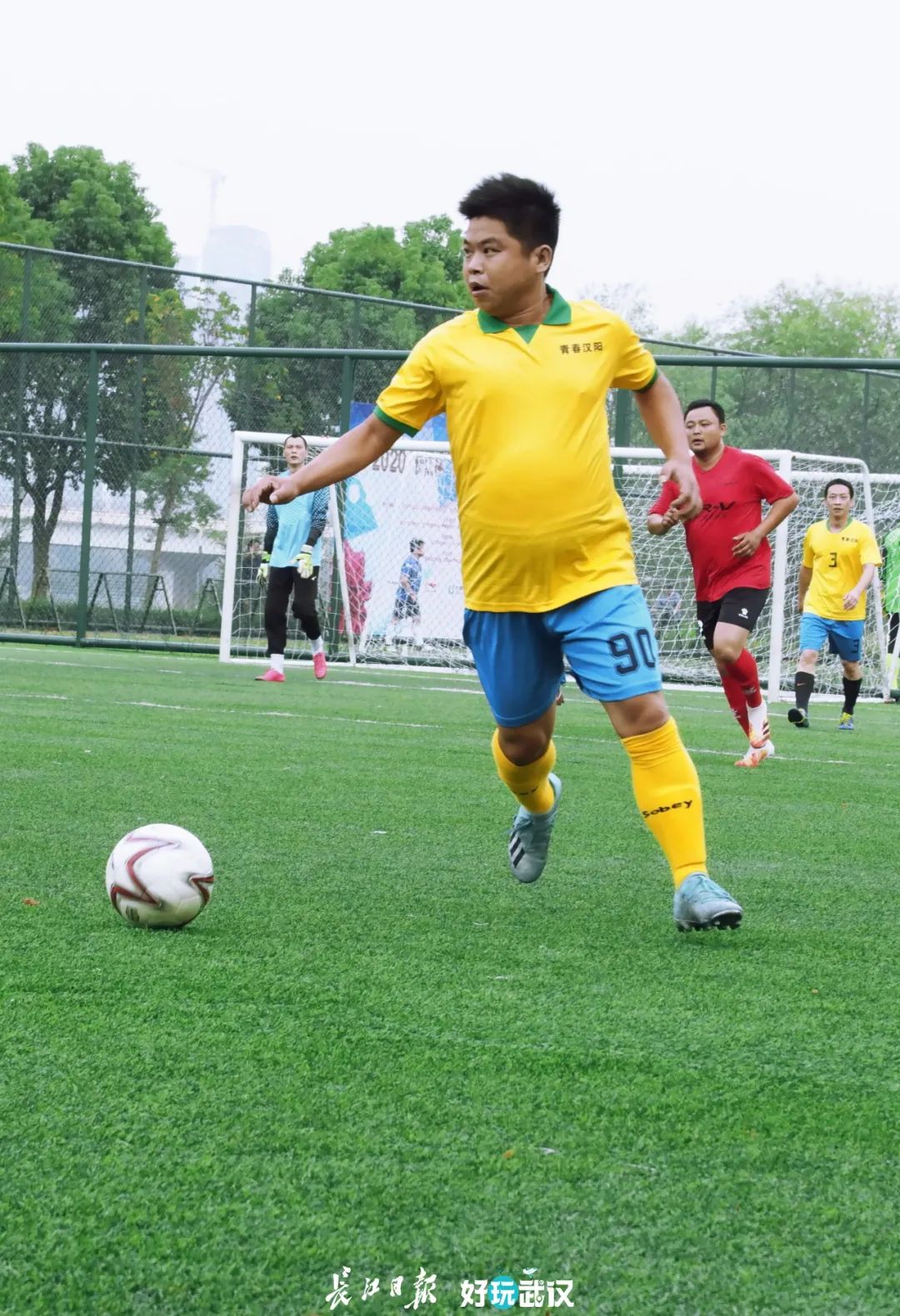 职工足球赛在胜利中落下帷幕,长江杯武汉职工足球