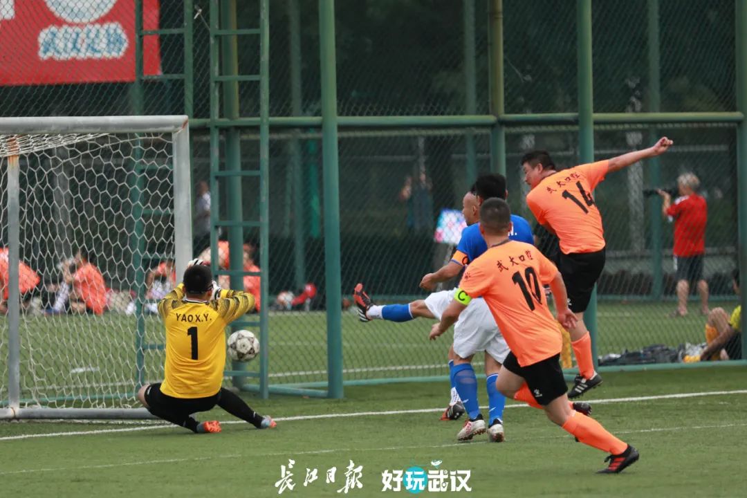 职工足球赛在胜利中落下帷幕,长江杯武汉职工足球