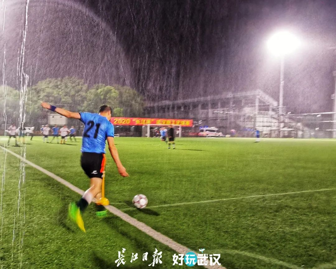 职工足球赛在胜利中落下帷幕,长江杯武汉职工足球