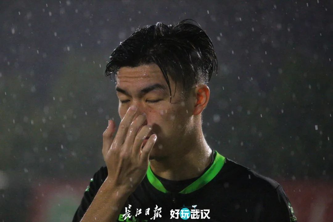 职工足球赛在胜利中落下帷幕,长江杯武汉职工足球