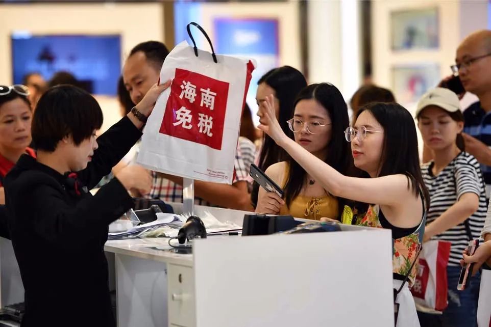 冰火两重天：三亚免税店一天卖1亿，香港药妆店游客“清零”|一周全球观察