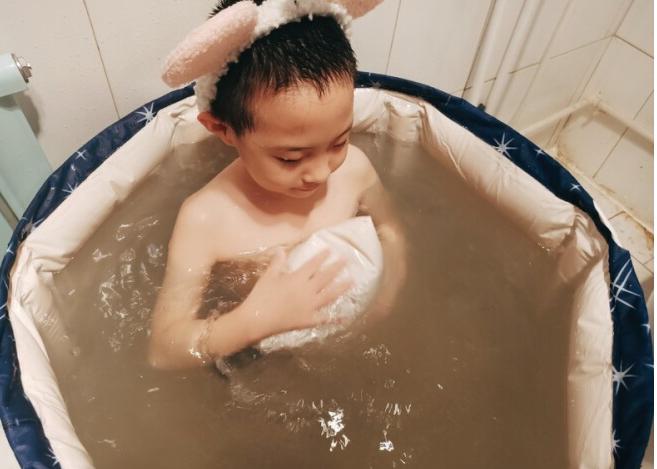 小浴室必备之折叠泡澡桶,有了折叠泡澡桶在家也能泡澡了