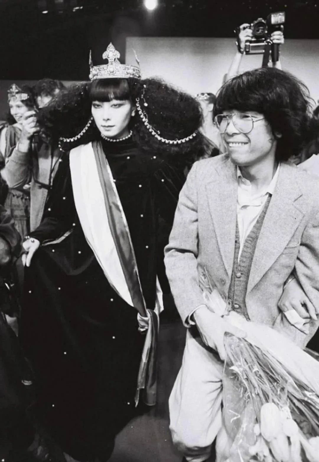 巴黎为她的儿子哭泣，Kenzo创始人高田贤三因新冠在法去世