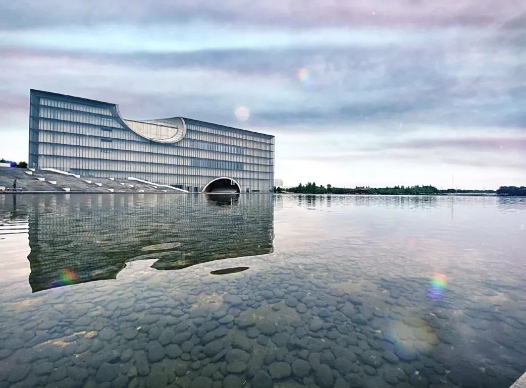 坐着地铁看浦东｜美到惊艳！童话乐园、古镇园林、跑酷金字塔……这条地铁线都能到，还能跨省游