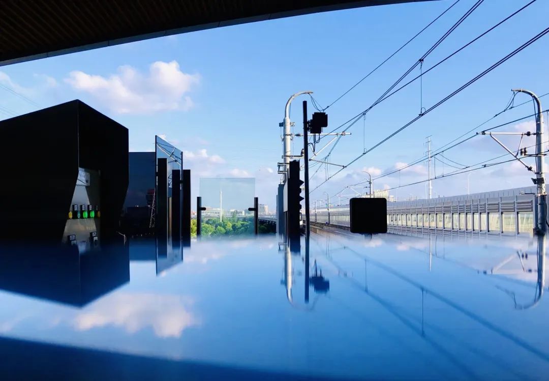 坐着地铁看浦东｜美到惊艳！童话乐园、古镇园林、跑酷金字塔……这条地铁线都能到，还能跨省游