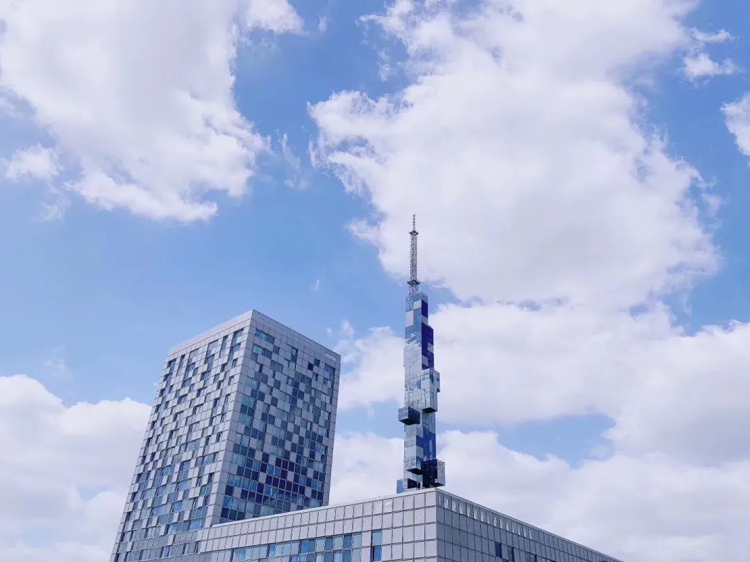 坐着地铁看浦东｜美到惊艳！童话乐园、古镇园林、跑酷金字塔……这条地铁线都能到，还能跨省游