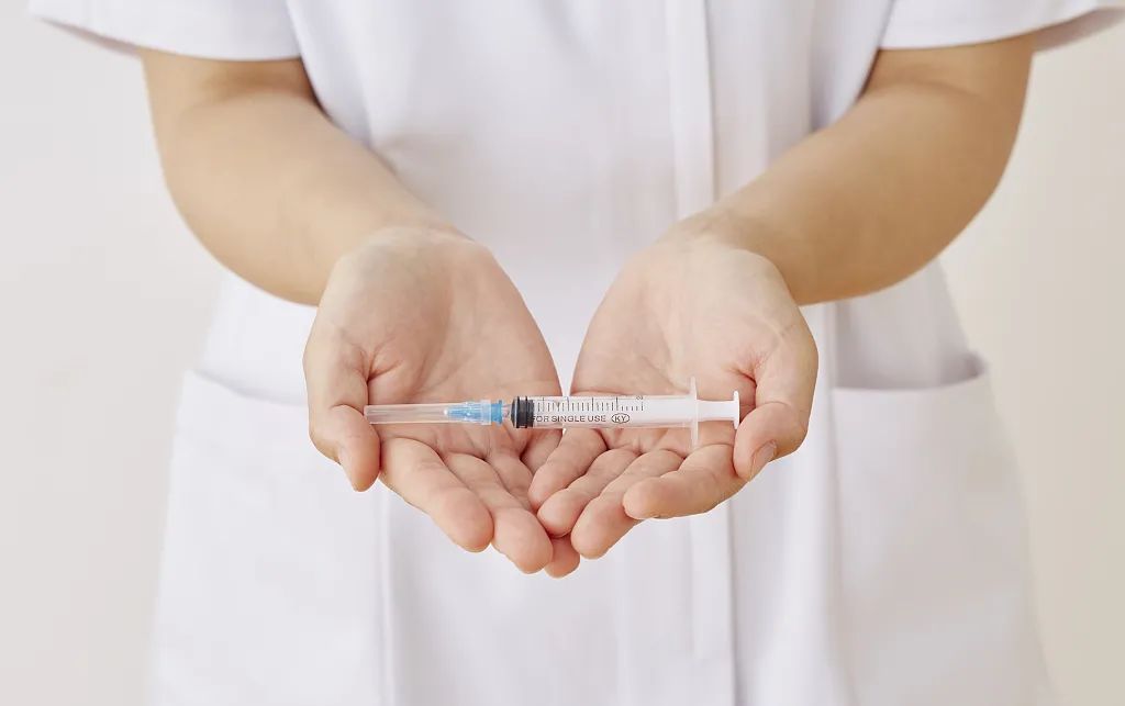 女子收到医院诊断结果崩溃痛哭,女子看病医生告知结果当场崩溃