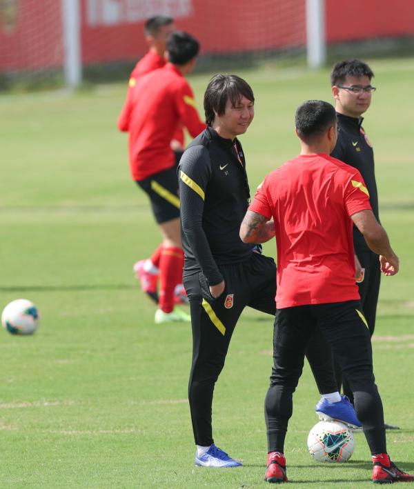 国足足球热身训练10个动作,国足在深圳训练是在哪里集结