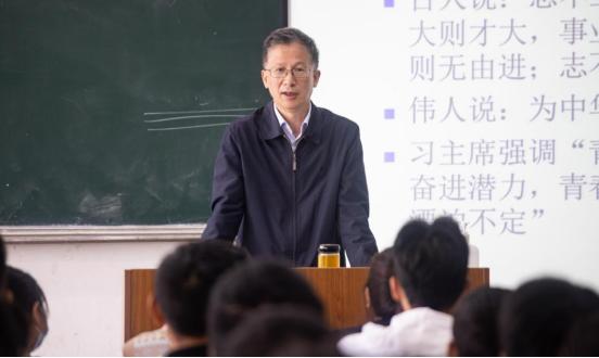 湖北理工学院*党**委副书记李金奇,副校长尹念东、肖文胜、涂立桥为新生讲“大学生德育第一课”