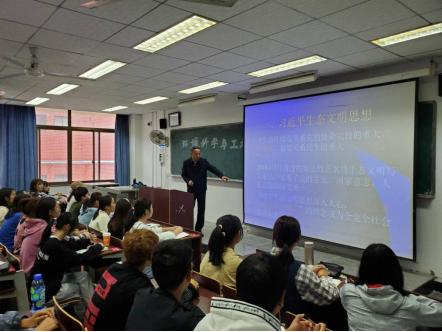 湖北理工学院*党**委副书记李金奇,副校长尹念东、肖文胜、涂立桥为新生讲“大学生德育第一课”