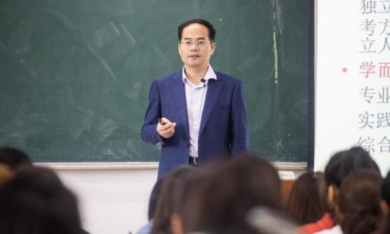 湖北理工学院*党**委副书记李金奇,副校长尹念东、肖文胜、涂立桥为新生讲“大学生德育第一课”