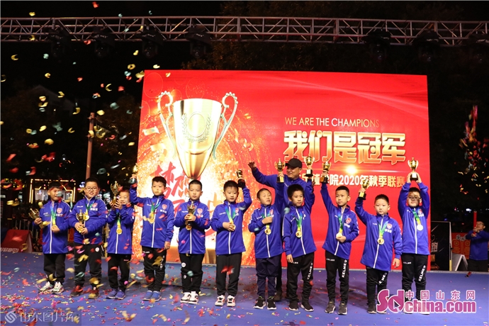 小牛足球队比赛视频,小小年纪凭借出色的篮球天赋