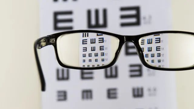 戴隐形眼镜后眼干,戴隐形眼镜眼干用什么滴眼液