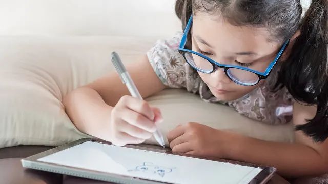 戴隐形眼镜后眼干,戴隐形眼镜眼干用什么滴眼液